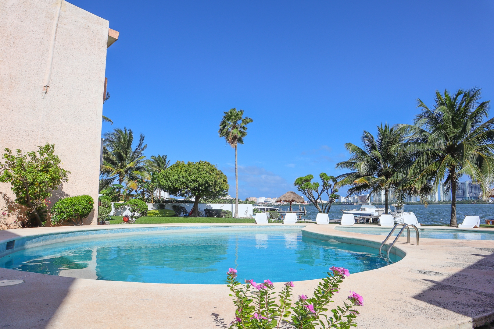 Lagoon View & Pool, 2BR Apt in Hotel Zone 1 El Corazon del Caribe