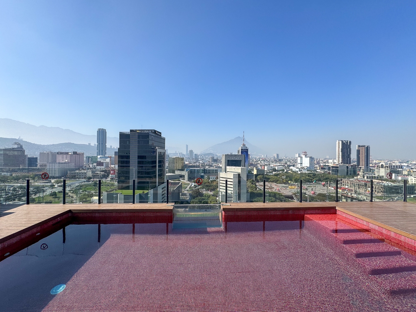 Skyline Views + Rooftop Pool in Old Town Mty 3 El Corazon del Caribe