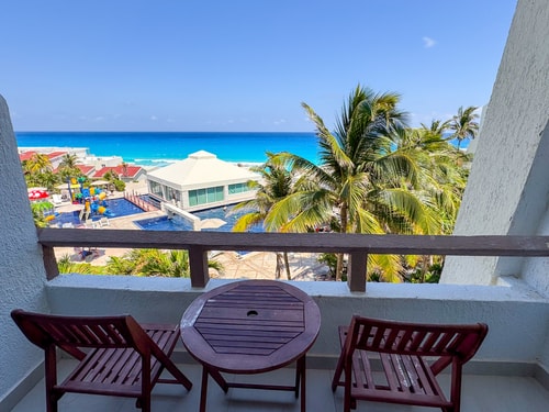 Balcón con vista al mar y alberca, increíble. El Corazon del Caribe