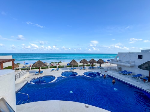 2 pisos, 2 recámaras, balcón con vista al mar