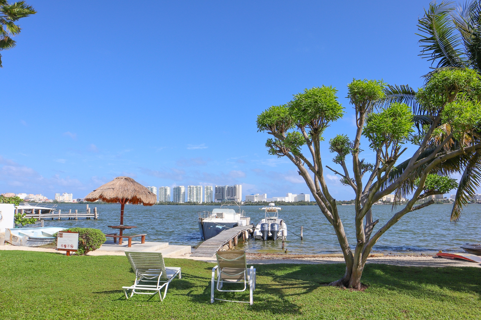 Lagoon View & Pool, 2BR Apt in Hotel Zone 4 El Corazon del Caribe