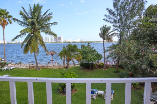 Apt w/ Pool & Lagoon View in Hotel Zone 14 El Corazon del Caribe