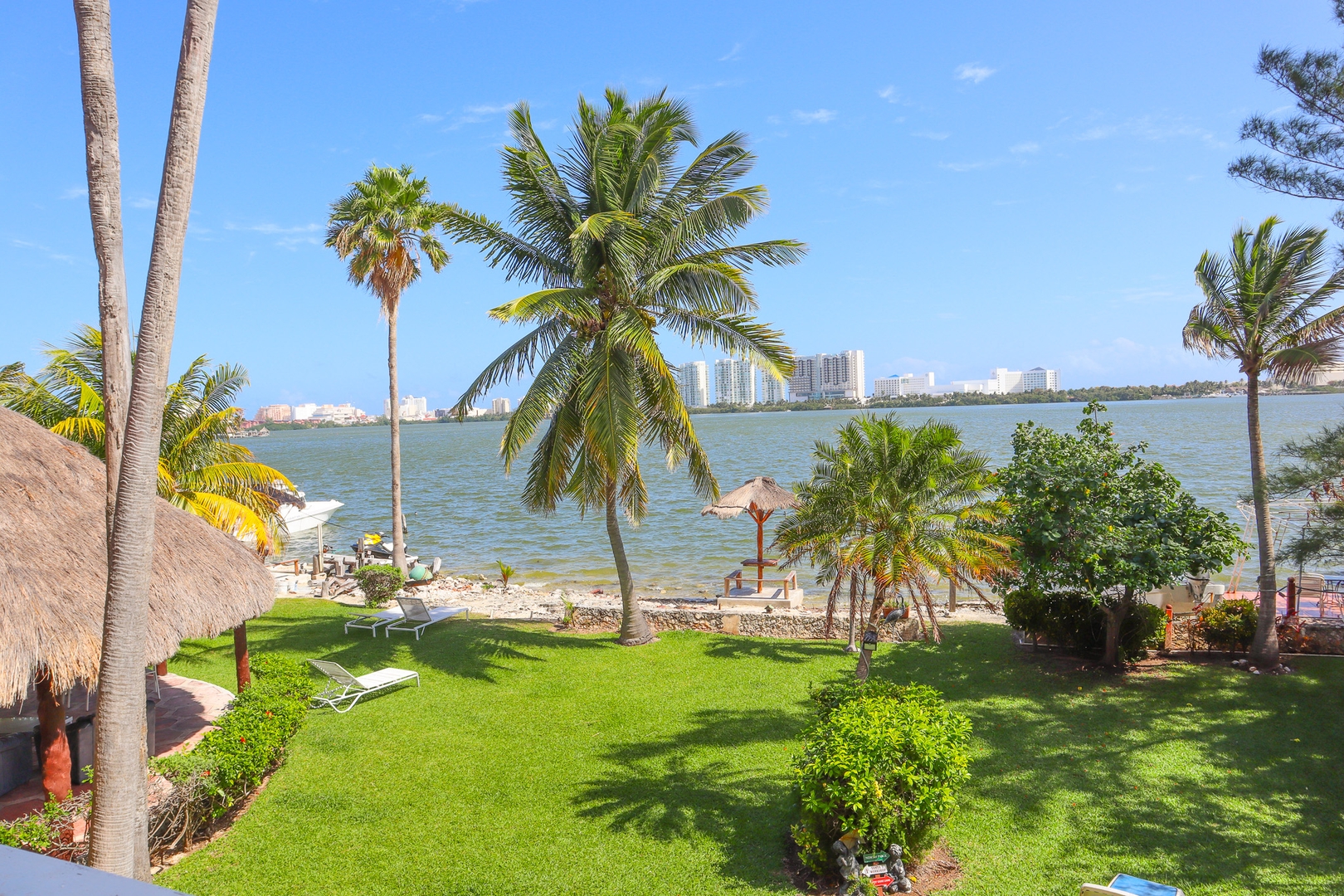 Apt w/ Pool & Lagoon View in Hotel Zone 1 El Corazon del Caribe