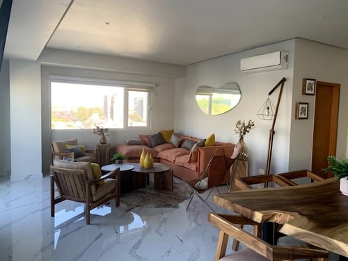 Mr W | 3BR Central Location Apartment