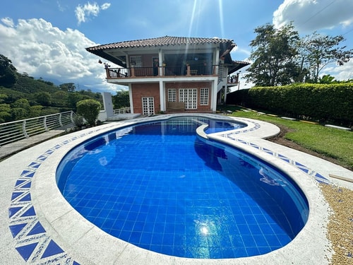 Chalet con piscina y  zonas verdes cerca Armenia
