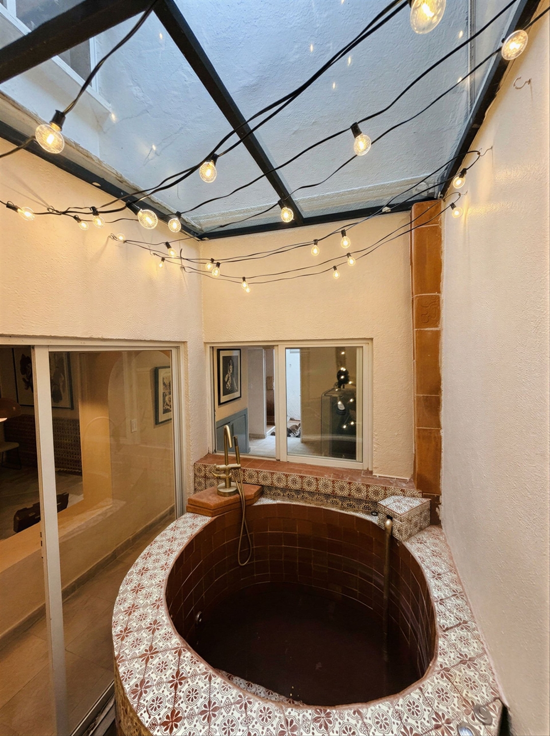 Design-Led Roma House · 8 BR, Sleeps 16 45 kasavahomes.com