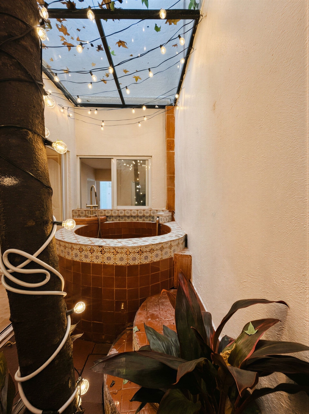 Design-Led Roma House · 8 BR, Sleeps 16 44 kasavahomes.com