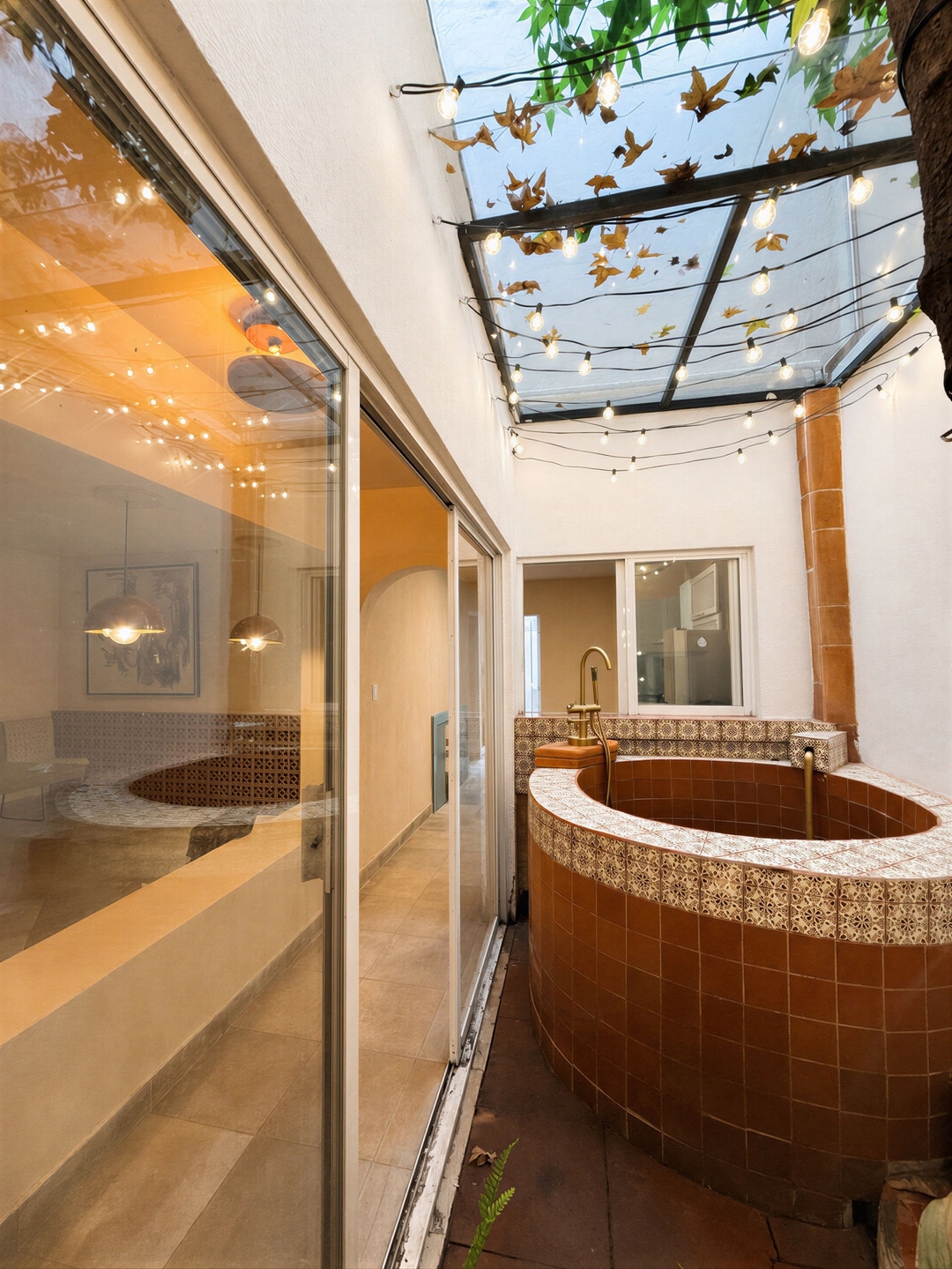 Design-Led Roma House · 8 BR, Sleeps 16 0 kasavahomes.com