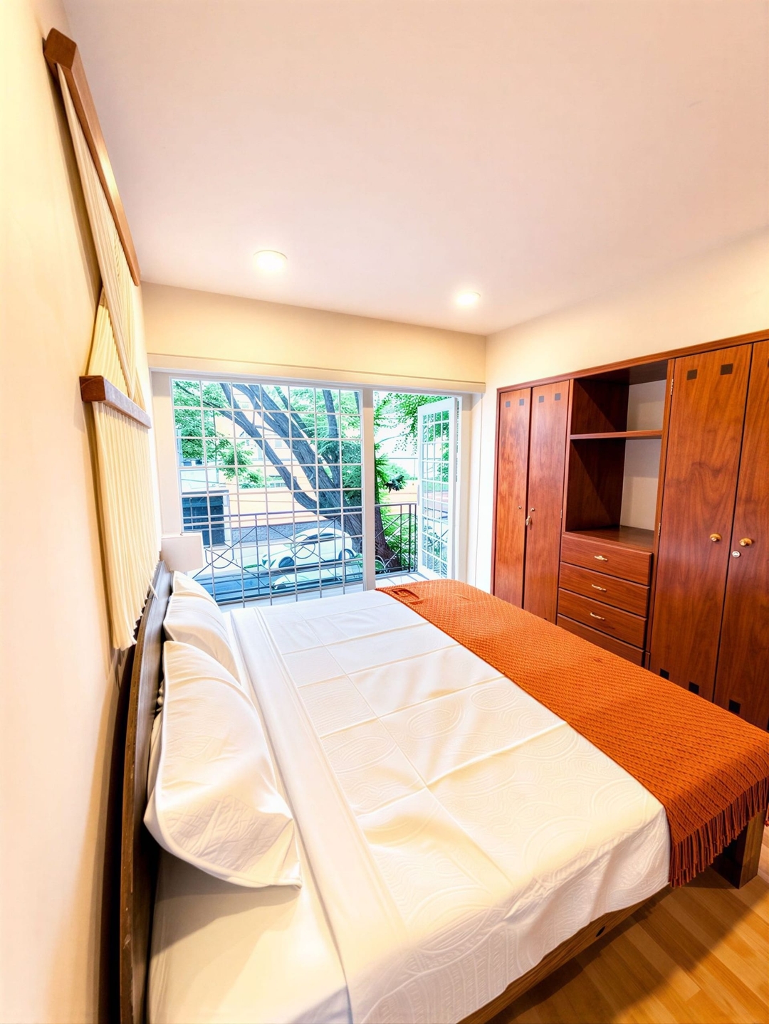 Design-Led Roma House · 8 BR, Sleeps 16 22 kasavahomes.com