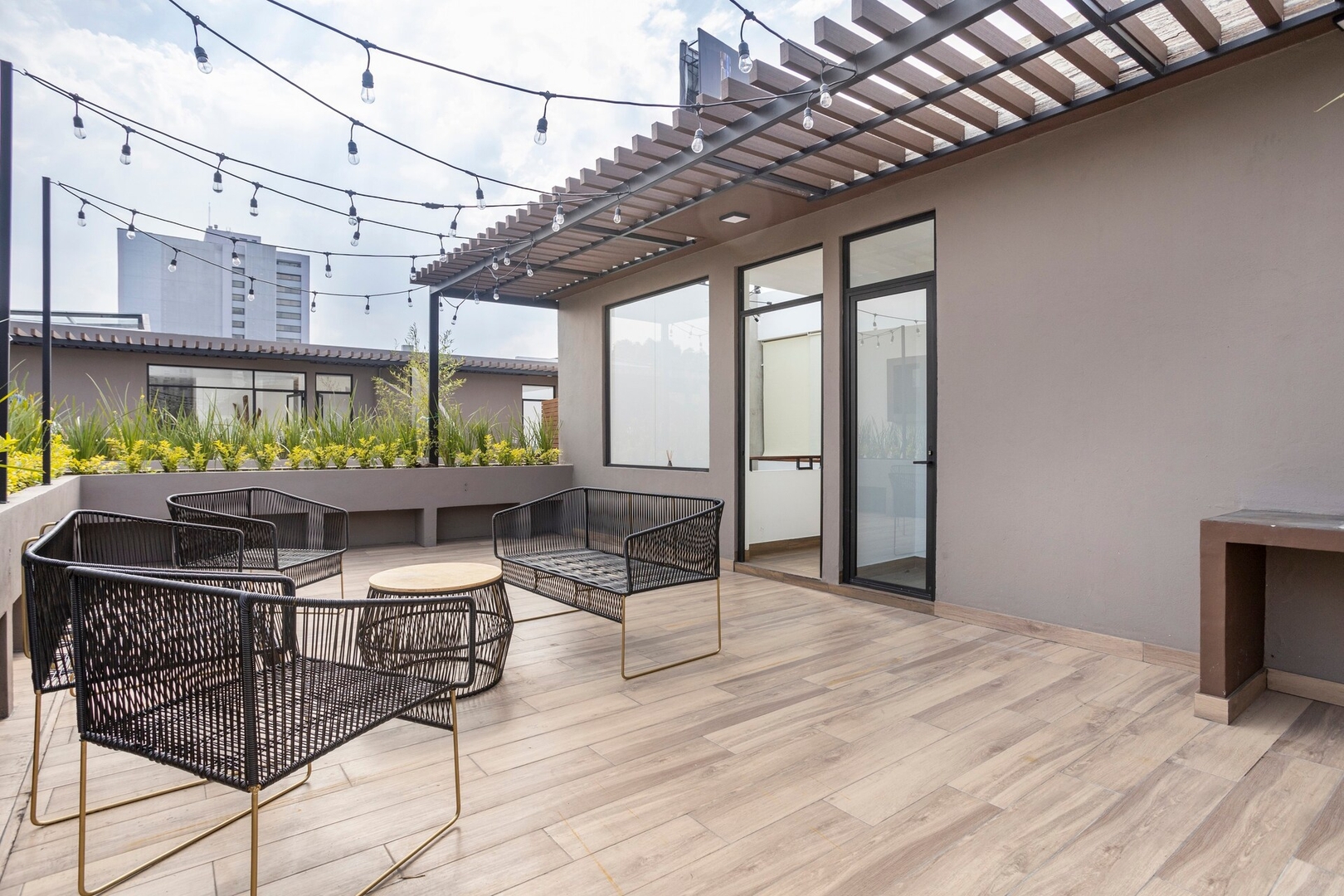 Condesa Gem: Stylish PH with Private Rooftop & Gym 6 kasavahomes.com