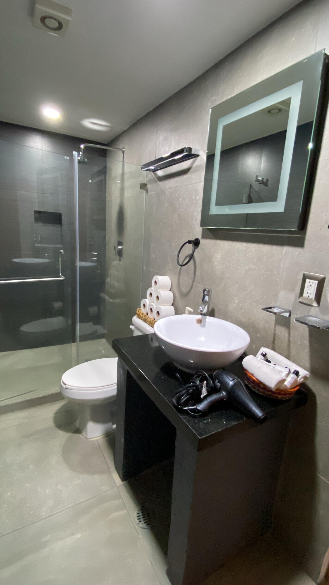 Cozy Modern Living with Prime Location 6 kasavahomes.com