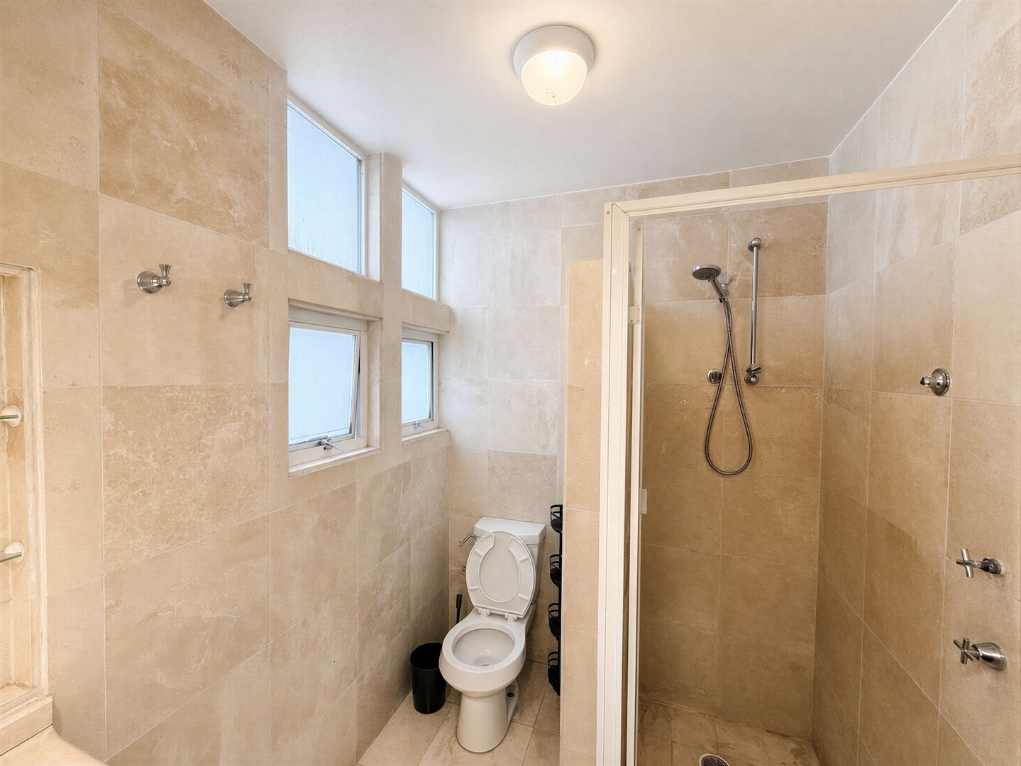 Design-Led Roma House · 8 BR, Sleeps 16 9 kasavahomes.com