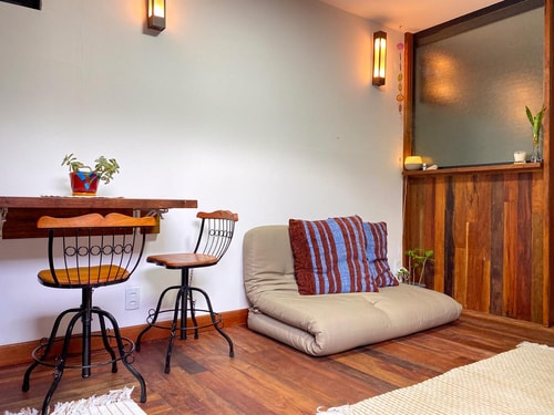 Suíte de hóspedes imersa na natureza