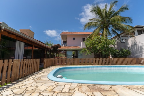 Casa para família com piscina e pula pula