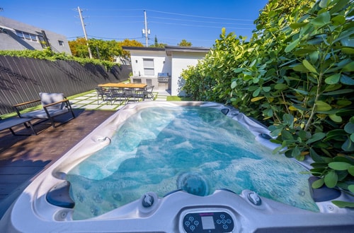 Design District Escape | BBQ & Private HotTub