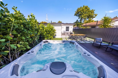 Design Dist Cozy New Home | BBQ & Private HotTub