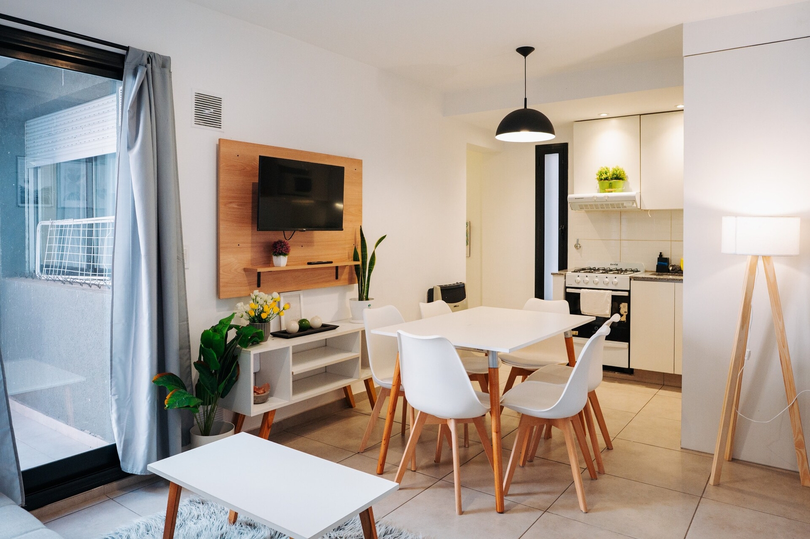 Comedor con mesa y sillas junto a la cocina