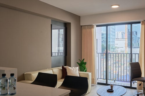 geko | Modern 1BR w/ Balcony & City Views