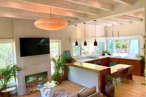 Modern Loft! Downtown and surrounded by nature.