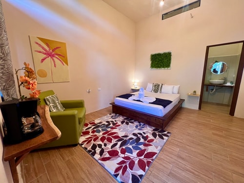 Beautiful king bed private parking & breakfast