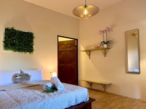 Beautiful hideaway w private parking and breakfast