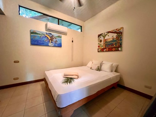 Beautiful 2 BR free breakfast and private parking