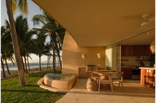 Luxurious Tropical Villa Facing the Beach