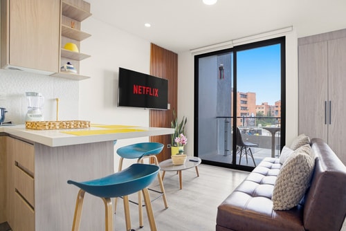 Loft Ejecutivo Moderno | Balcón & Vista