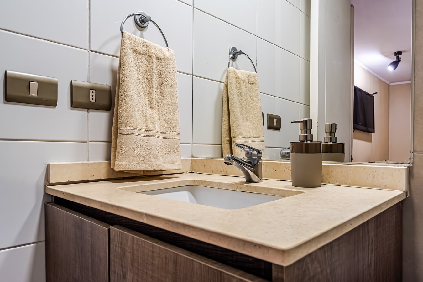 Detalle de lavamanos de baño con toallas
