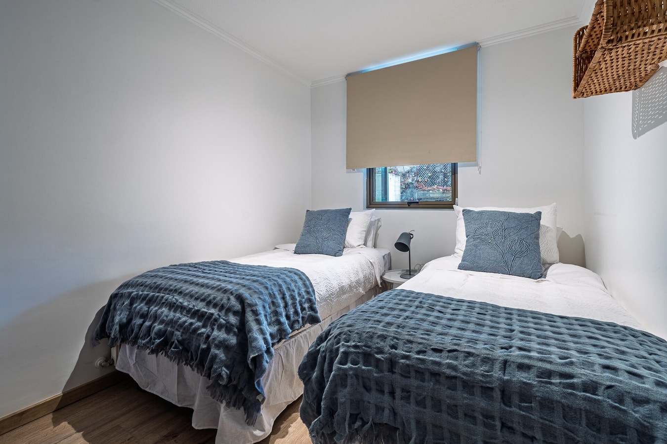 Dormitorio con dos camas individuales, cubrecamas azules