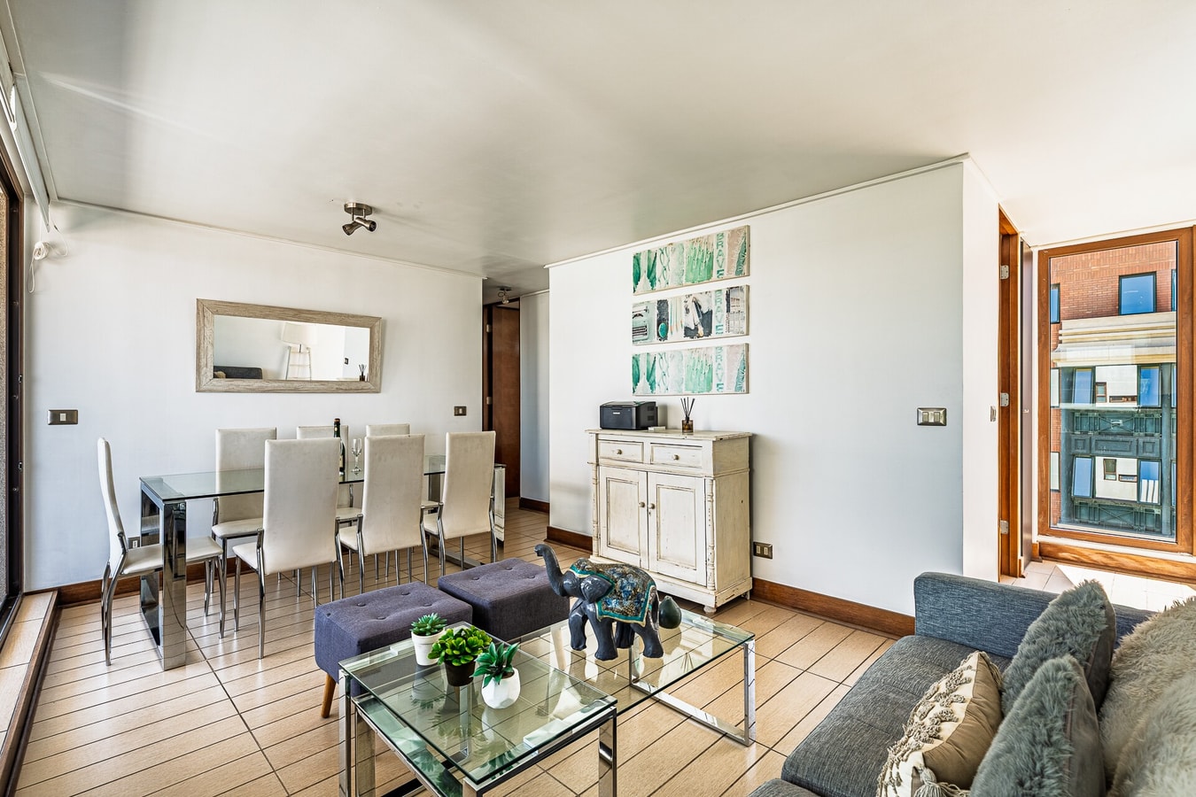Living comedor con mesa para seis, sofá y aparador con decoración
