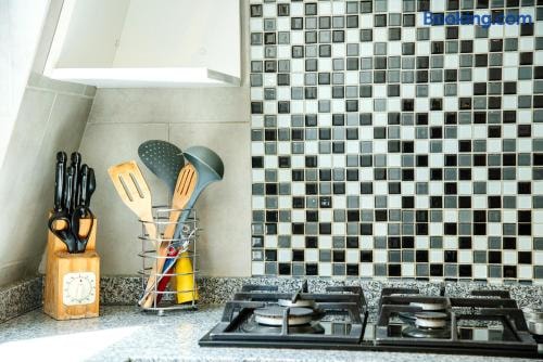 Baño con ducha de puerta de vidrio, inodoro y lavamanos, mismo ángulo que otra toma del baño