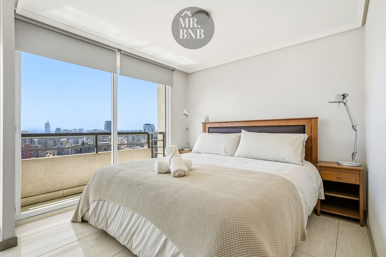 Dormitorio con cama de dos plazas y velador, vista similar a la de foto 10