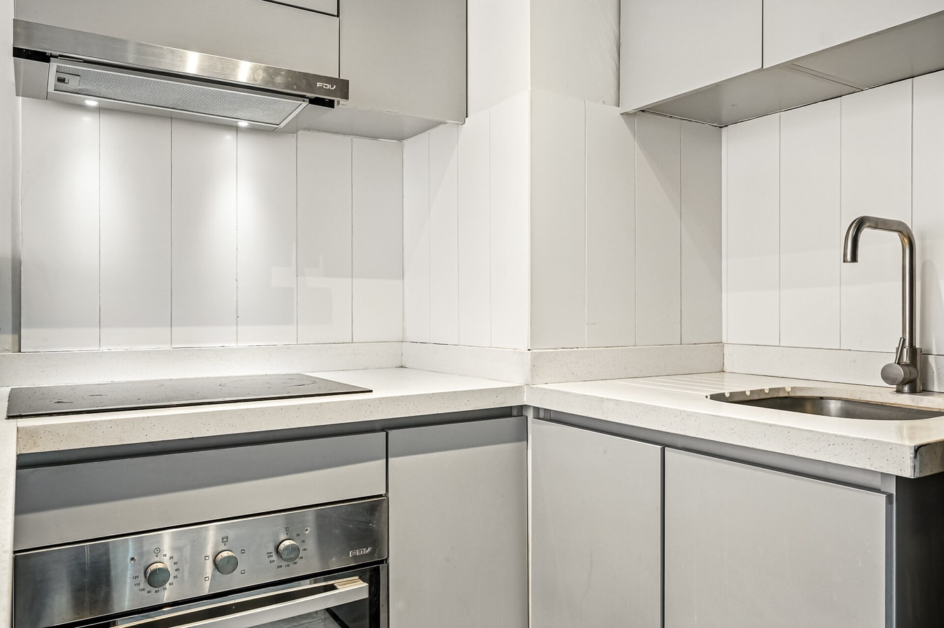 Cocina en línea con encimera eléctrica, horno y lavaplatos