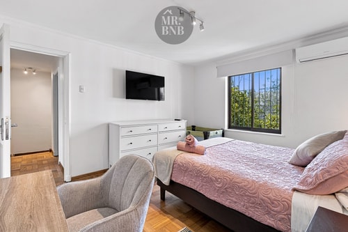 Dormitorio con Smart TV y cómoda.