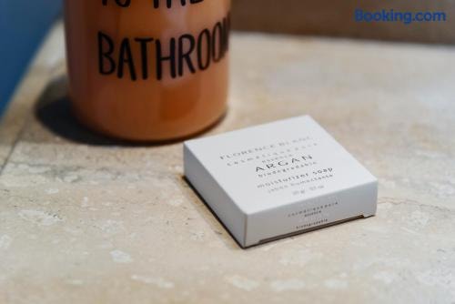 Detalle de amenities de baño, jabón y frasco sobre el mesón