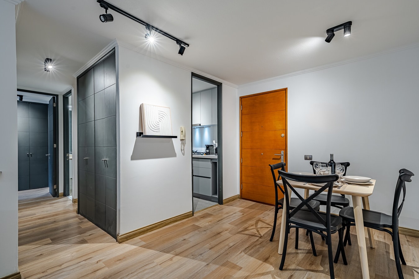 Pasillo con acceso a cocina, comedor y puerta de entrada
