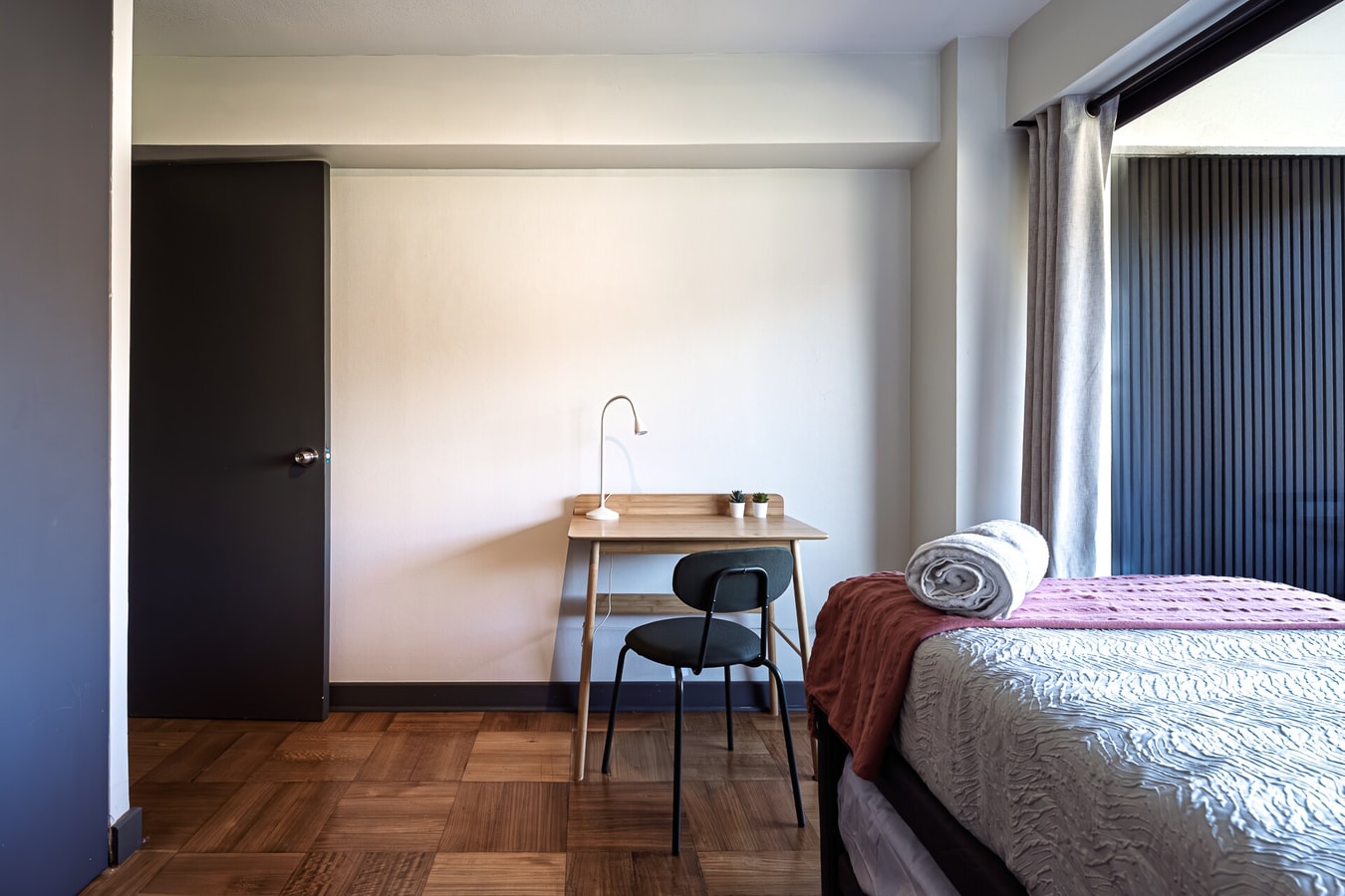 Baño con tina, ducha, lavamanos con mueble de madera y WC