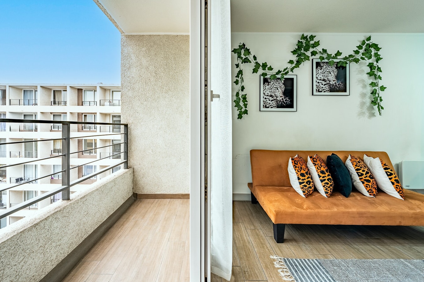Terraza privada del departamento con vista a edificios y cielo despejado