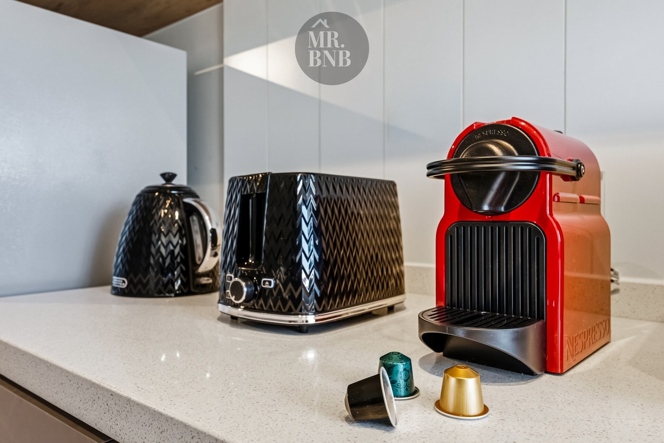 Encimera de cocina con hervidor, tostador y cafetera Nespresso roja