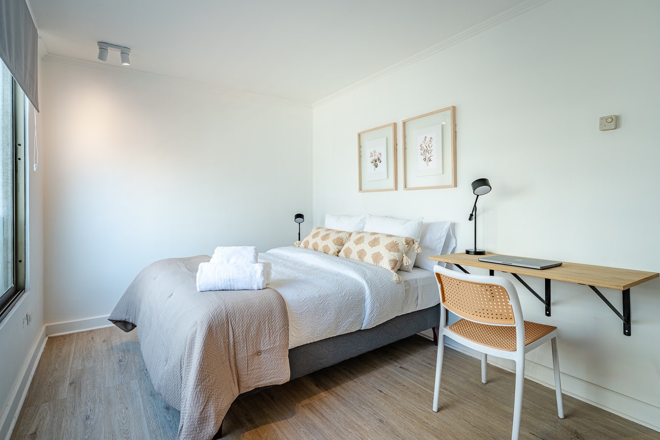 Dormitorio con cama, escritorio y silla, similar al de foto 16