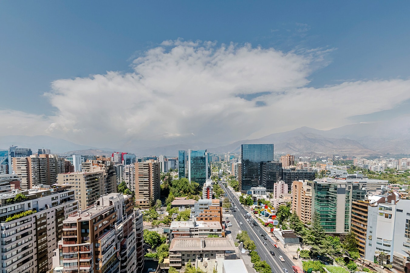 Vista panorámica de la ciudad con la cordillera de fondo desde el departamento