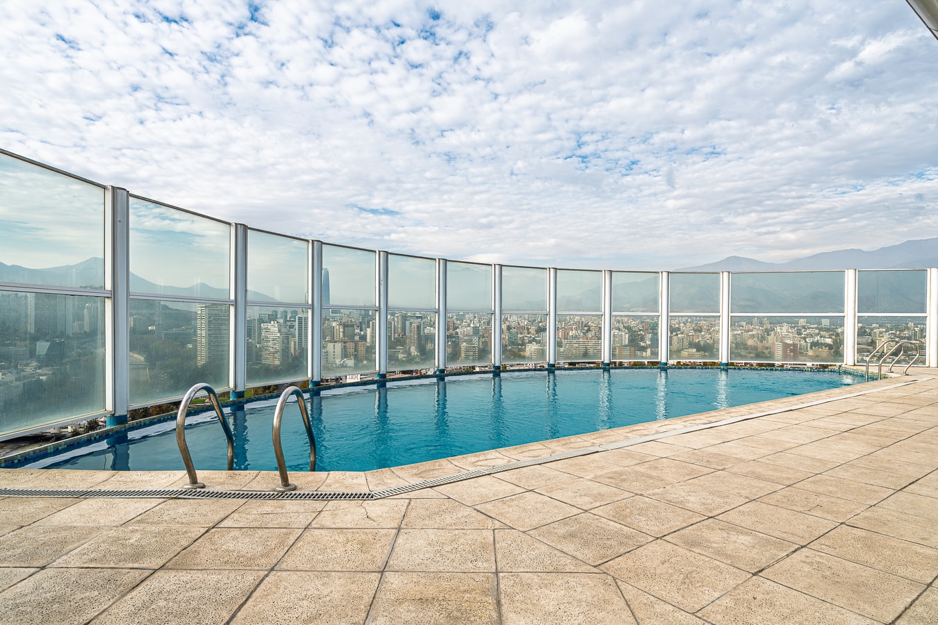 Piscina del edificio en azotea con vista panorámica a la ciudad.