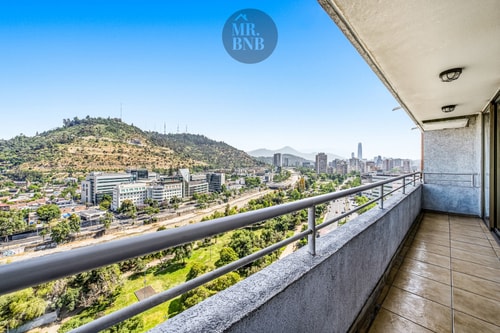 Terraza privada con baranda y vista panorámica al cerro San Cristóbal y la ciudad.