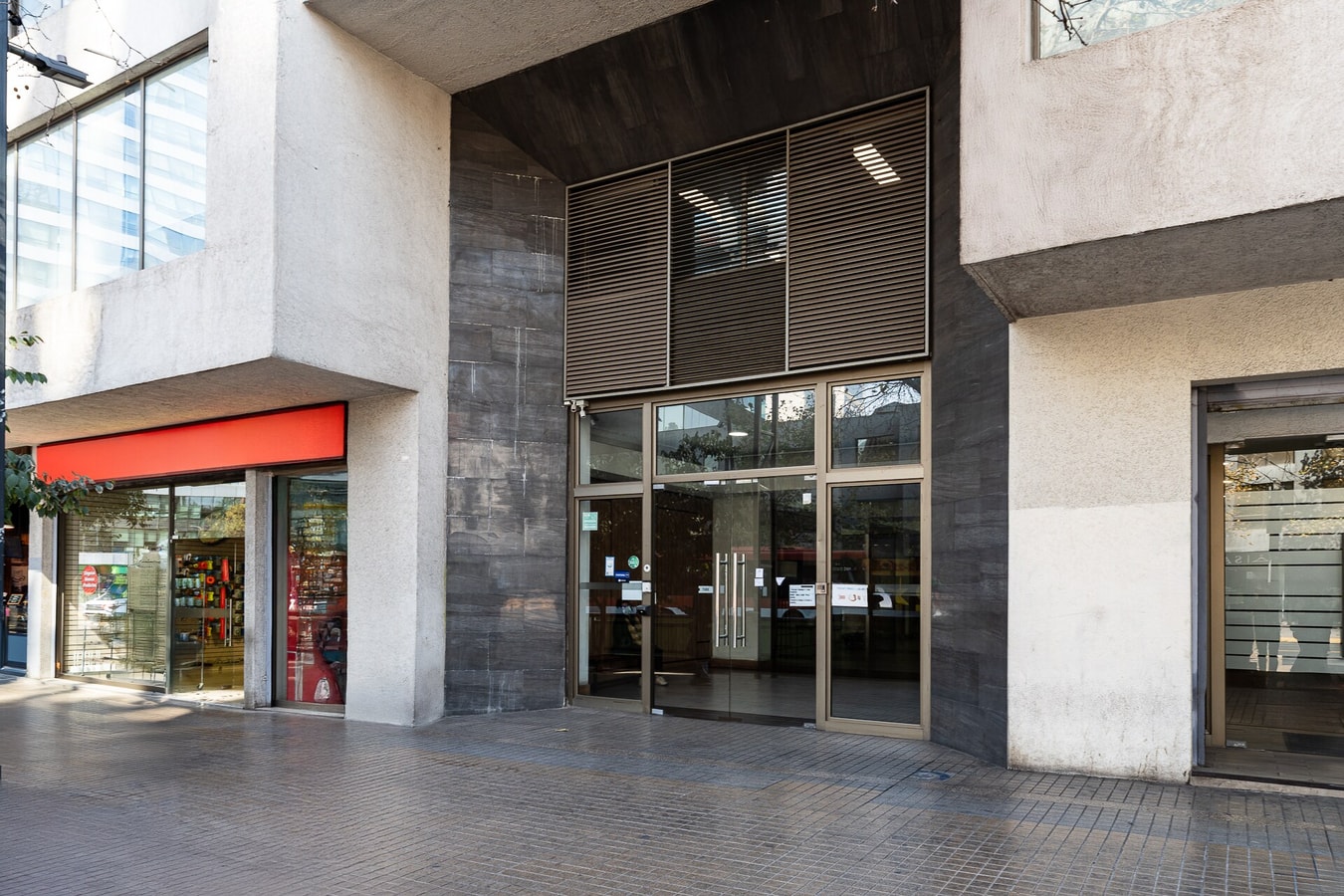 Fachada del edificio a nivel de calle, con locales comerciales en el primer piso