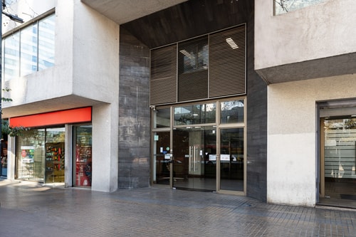 Fachada del edificio a nivel de calle, con locales comerciales en el primer piso
