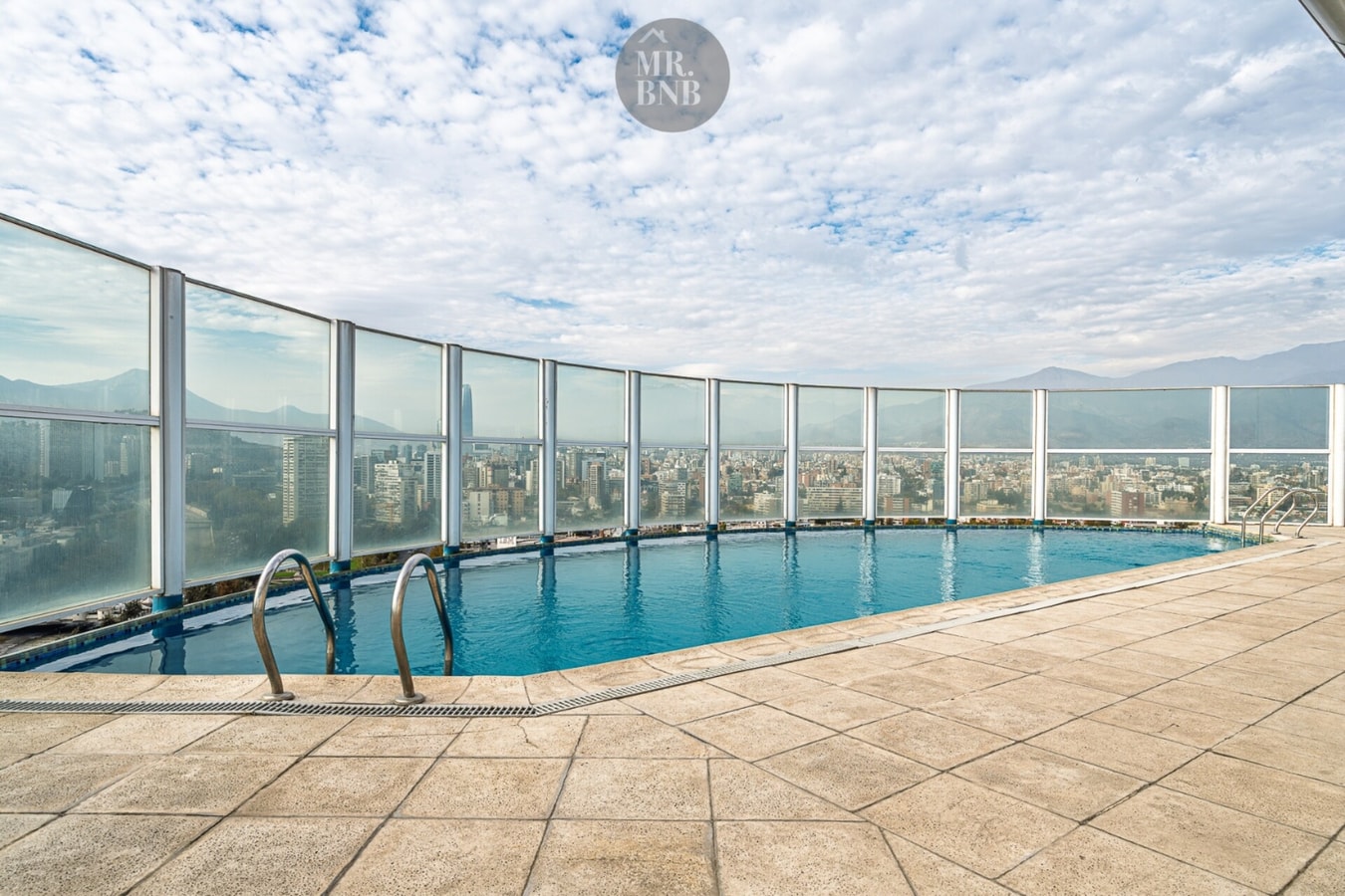 Piscina en azotea con vista panorámica de la ciudad y la cordillera