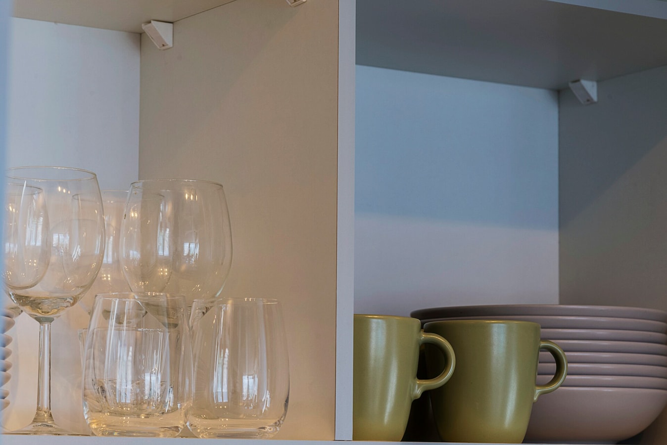 Detalle de repisa con copas de vino y tazas