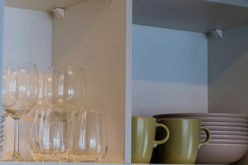 Detalle de repisa con copas de vino y tazas
