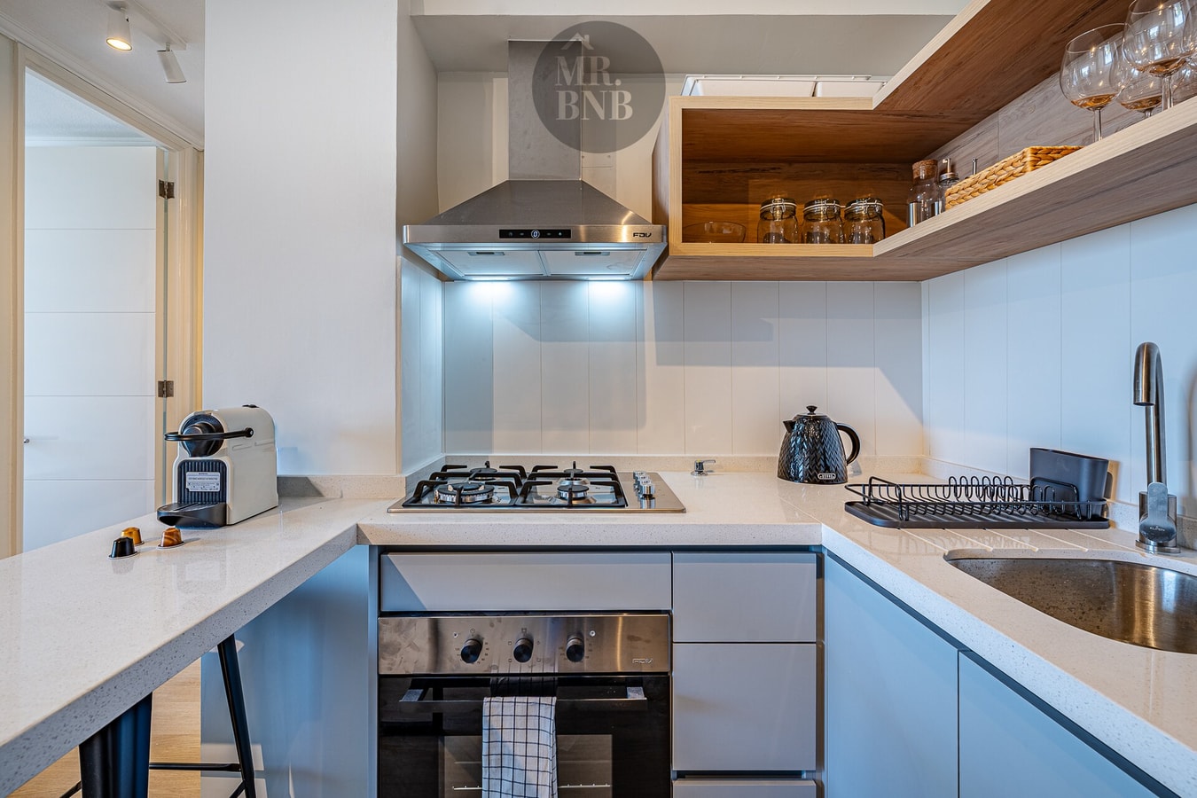 Cocina con campana, cocina a gas y mesón de trabajo